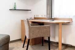 schreibtisch-aktiv-doppelzimmer-mit-teppichboden