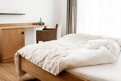 schreibtisch-aktiv-doppelzimmer-ohne-teppichboden