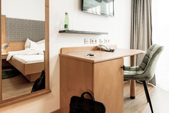 schreibtisch-kuschelig-einzelzimmer