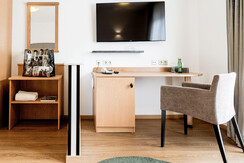 schreibtisch-doppelzimmer-mit-couch-ohne-teppichbo