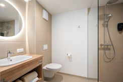 BASE 3.04 | badezimmer 1 mit dusche & wc
