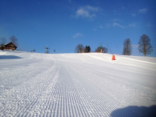 Winterpiste vor dem Haus