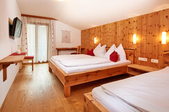 zirben-energie-dreibettzimmer-04