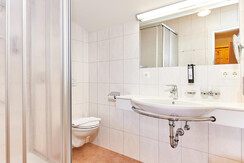 zirben-energie-dreibettzimmer-badezimmer-02