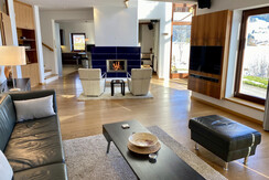 Wohnzimmer mit Sofas