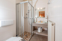 hotel-unterreith_fz-gasselhoehe_FZ-Bad-1