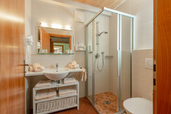 hotel-unterreith_baumzimmer_Bad-Baum-3