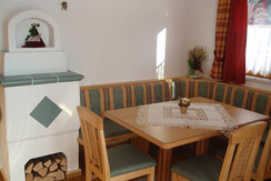 Essbereich mit Kachelofen Alpenrose