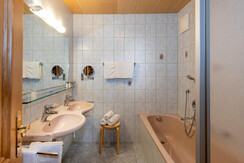 Bad mit Badewanne und Dusche Familienglück 1