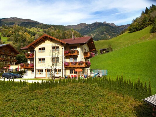 Landhaus-Gastein-Dorfgastein-Hausansicht-Sommer