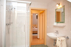 Grundnerhof - Familienzimmer - Bad mit Dusche, WC