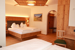 Grundnerhof - Vierbettzimmer - Bad mit Dusche, WC