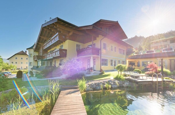 haus-sommer-ansicht-mit-schwimmteich-02-gross