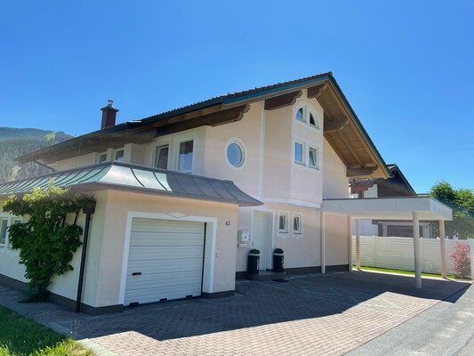 Parkplatz mit Carport