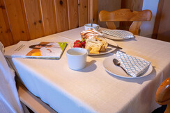 Zimmer Kohlröserl Tisch