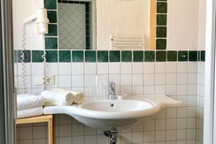 Bad im Dreibett-Zimmer