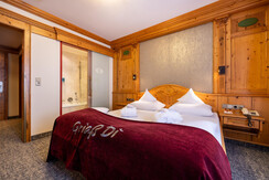 double room with bath tube