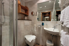 Badezimmer-Standard-Doppelzimmer-Kat.1