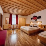 Photo of Dreibettzimmer mit Schafsofa, Dusche und Bad, WC