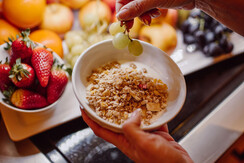 Obst u. Müsli zum Frühstück