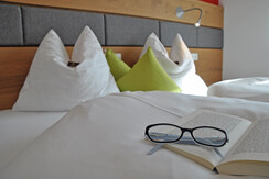 Appartement Bett mit Buch