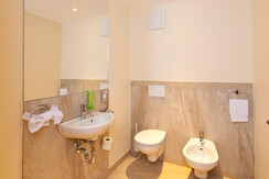 separates WC + Bidet mi Waschbecken in der Suite