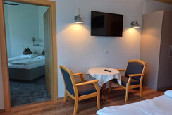 307_TurmzimmermitTisch