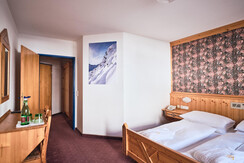 Doppelzimmer mit Balkon im Hotel Enzian