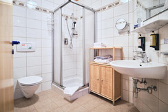 Doppelzimmer mit Dusche/WC, Balkon im Hotel Enzian