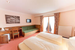 doppel-dreibettzimmer-02-gross