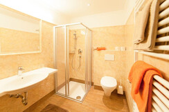 doppel-dreibettzimmer-bad-01-gross