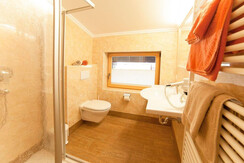 familienzimmer-bad-02-gross