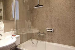 Bathroom sample in a Bräu-Room - with bathtub