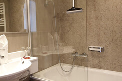 Bathroom sample in a Bräu-Room with bathtub