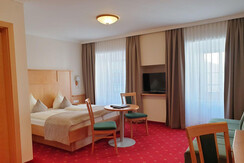 4-bed sample room - with extra sleeping couch