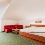 Photo of 4-bed room, shower and bath, toilet