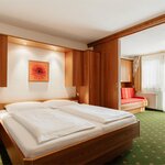 Photo of 4-bed room, shower, toilet