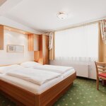 Photo of 4-bed room, shower, toilet