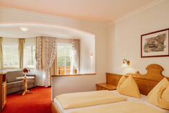 Lammwirt - Zimmer Sonnenschein Erker  (2)