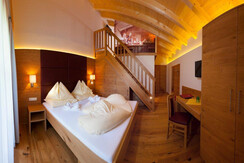 Familienzimmer mit Treppe