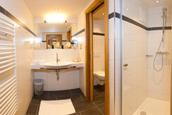 Bad Familienzimmer mit Treppe