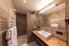 Badezimmer Familiensuite Planai