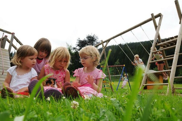 Kinder im Garten