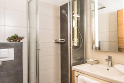 Bad mit Dusche im Einzelzimmer