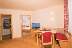 Wohnraum mit Esstisch im 2-Raum Familienzimmer