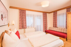 Schlafzimmer mit Couch im 2-Raum Familienzimmer