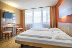 betten-doppelbett-im-appartement-jufa-hotel-altenm