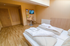 doppelbett-doppelzimmer-jufa-hotel-altenmarkt-tv