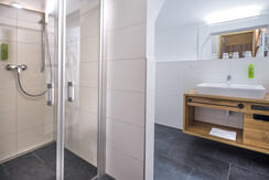 bad-badezimmer-dusche-waschbecken-jufa-hotel-alten