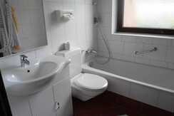 Gasthof-Klammstein-Badezimmer_mit_Badewanne
